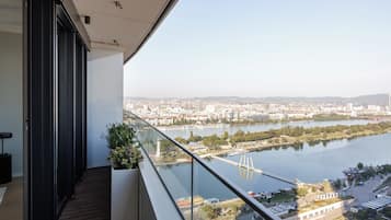 Apartamento superluxo, sacada, vista para a cidade | Vista do quarto