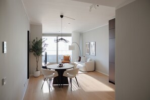 Appartamento Luxury, balcone, vista città | Area soggiorno | TV LED, Netflix, Hulu, libri
