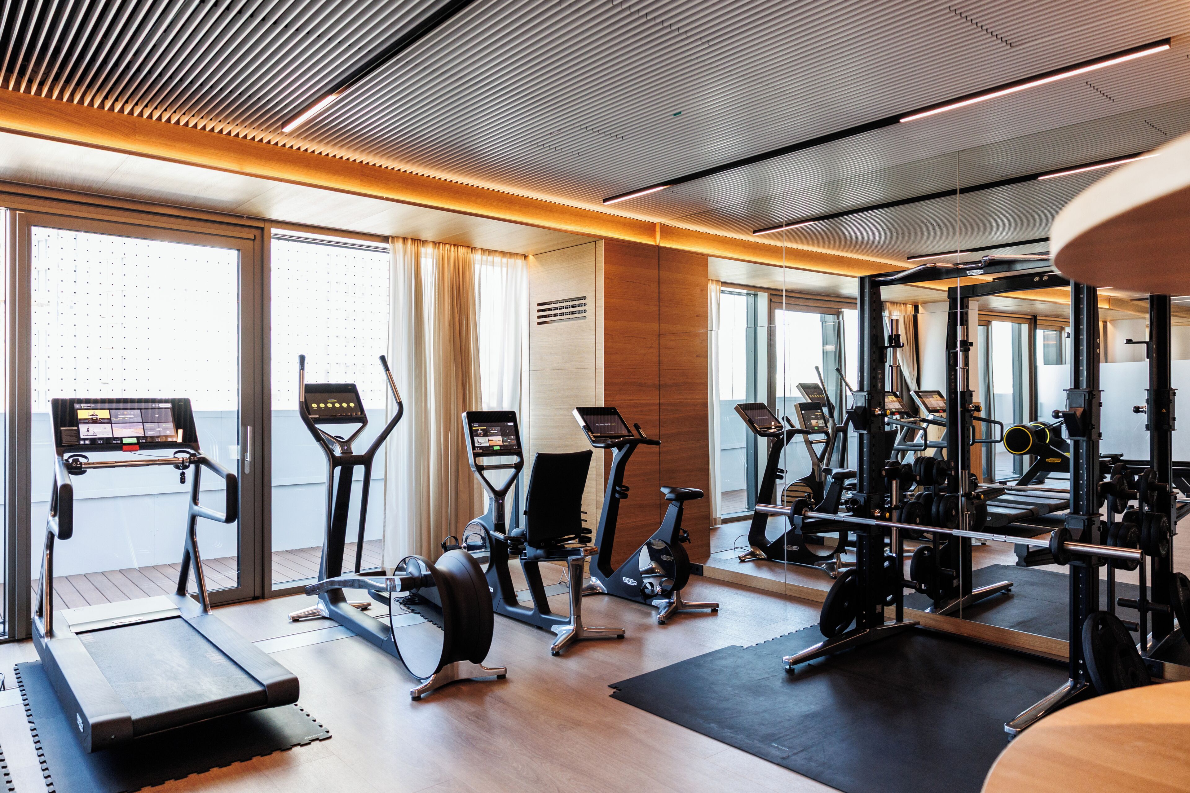 Ett gym med löpband, crosstrainers och styrketräningsutrustning.