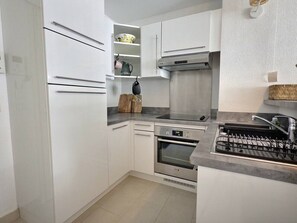 Fridge, microwave, oven, dishwasher - Miramar Beach T2 luxury Sea View (La Londe-les-Maures)