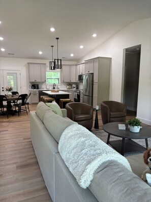 TV, fireplace - Lake Cumberland Retreat • 4 Beds - Ramp Access - Boat Parking - ATV trails (Nancy)