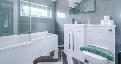 House Sleeps 7 With Garden and Free Parking