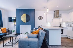 Living area - House Sleeps 7 With Garden (Manchester)