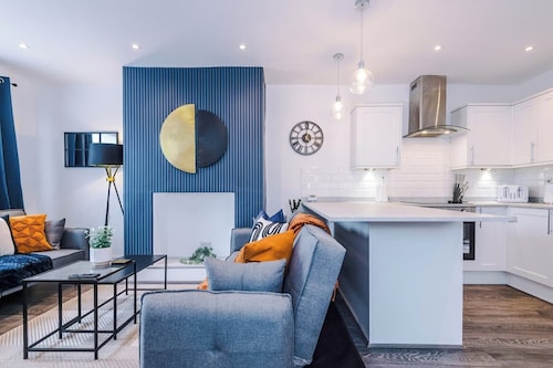 House Sleeps 7 With Garden and Free Parking