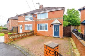 Exterior - House Sleeps 7 With Garden (Manchester)