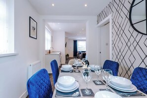 Dining - House Sleeps 7 With Garden (Manchester)
