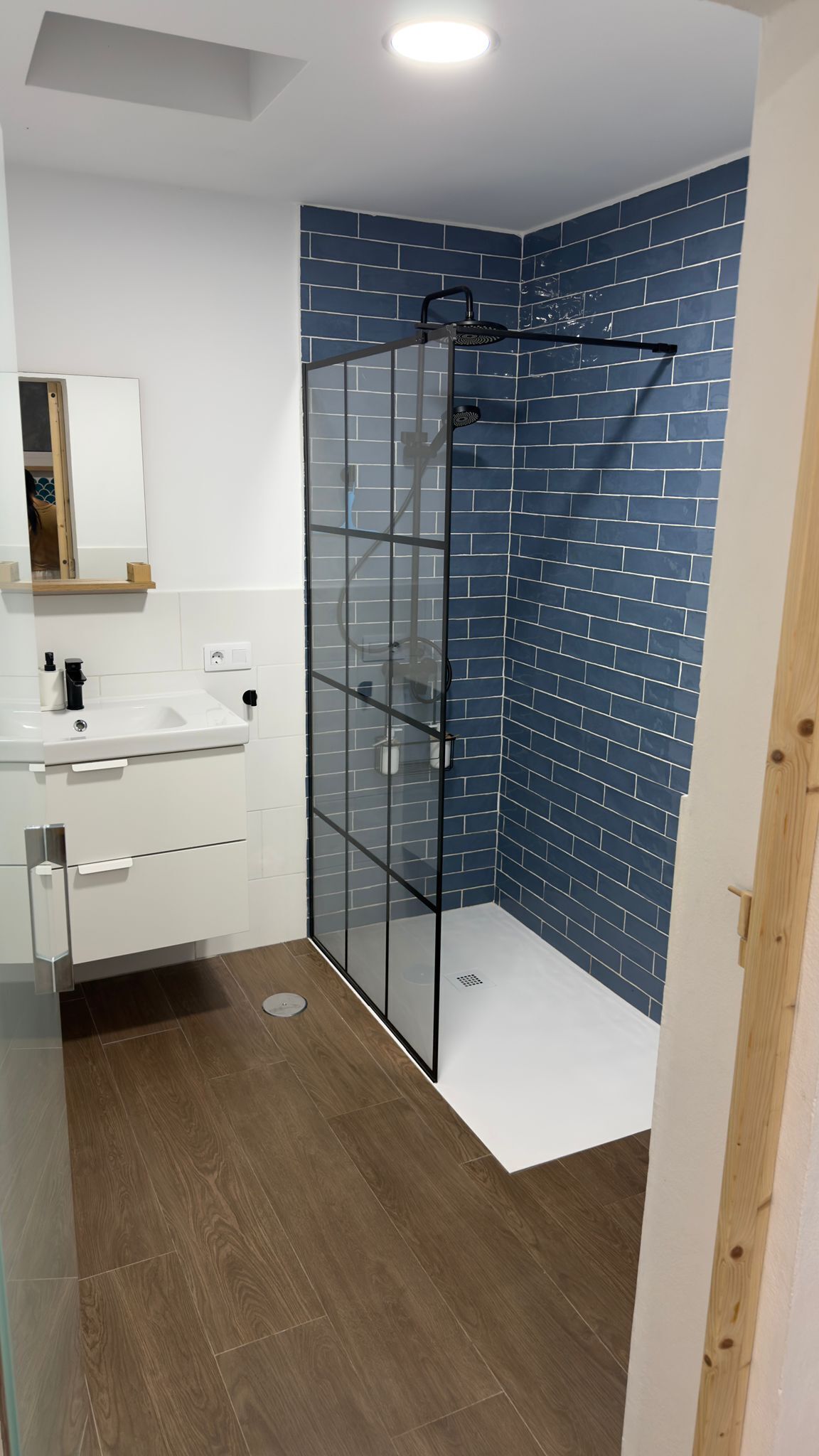 Een douche, een haardroger, handdoeken, zeep