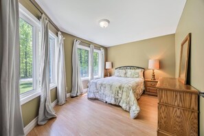 5 bedrooms, iron/ironing board, free WiFi, bed sheets - Nonno Vince's Cottage!! (Tiny)