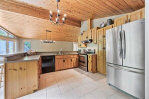Fridge, oven, stovetop, dishwasher - Nonno Vince's Cottage!! (Tiny)
