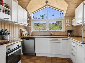 Refrigerador, microondas, lavavajillas, utensilios de cocina