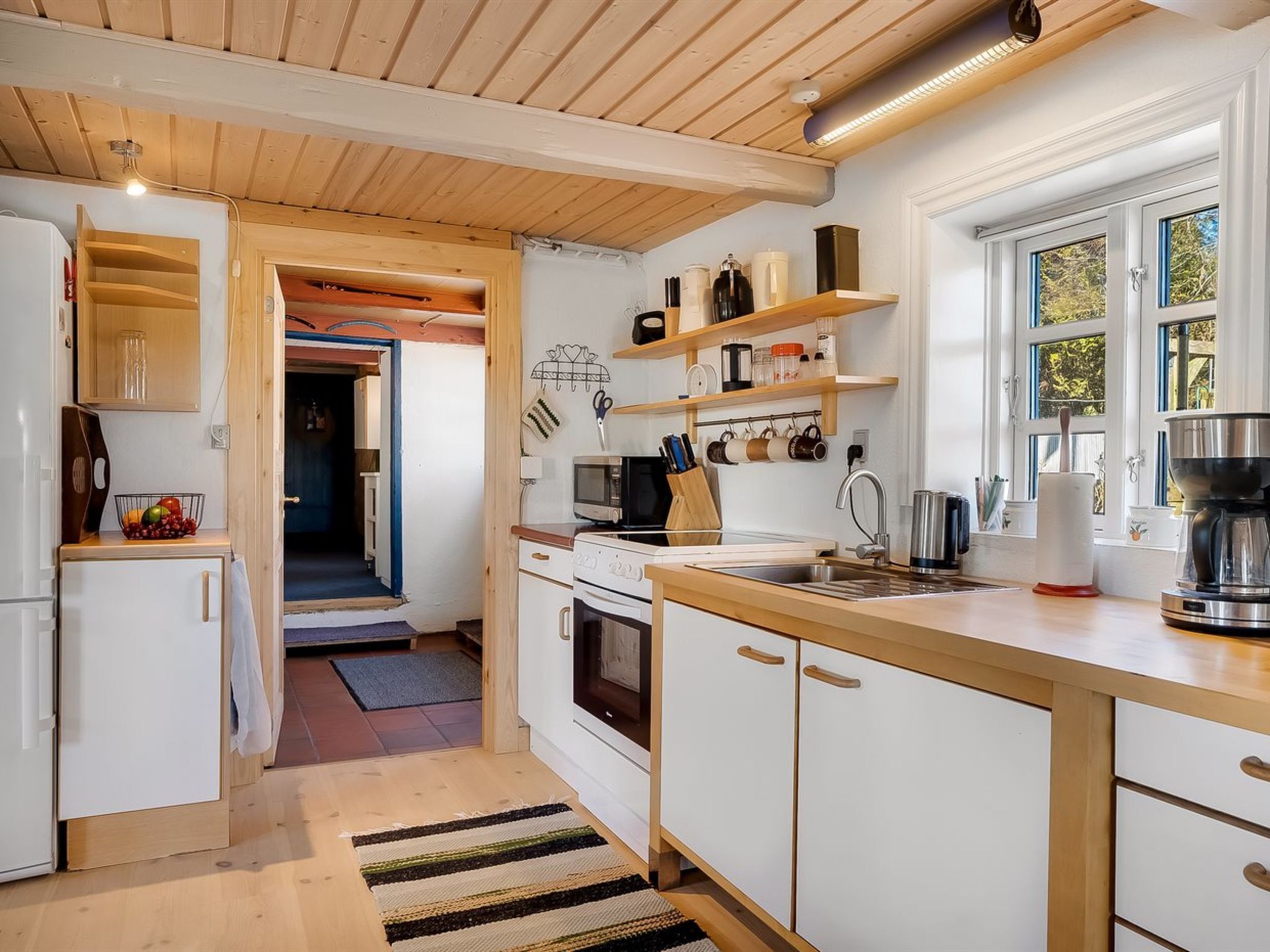 Køleskab, mikrobølgeovn, køkkentøj/tallerkener/redskaber