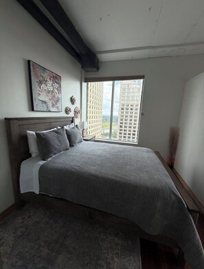 1 bedroom, iron/ironing board, WiFi, bed sheets - High rise Exquisite Comfortable Loft (Edmonton)