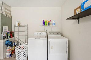 Interior - 3 BR/2BA Full House in St Aug, Close to downtown and I95, Sleeps 7, Pet Friendly (St. Augustine)