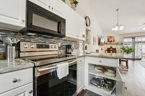 Private kitchen - 3 BR/2BA Full House in St Aug, Close to downtown and I95, Sleeps 7, Pet Friendly (St. Augustine)