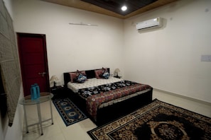 6 bedrooms, WiFi, bed sheets