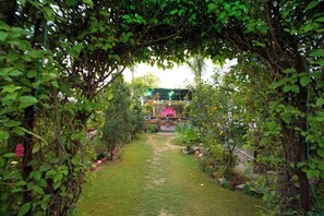 Property grounds - Peaceful Stay in Dayal Bagh Near Prem Nagar Gate ,Ideal for Satsang Visitors (Agra)