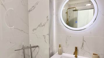 Shower, hair dryer, towels