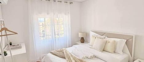 1 habitación, tabla de planchar con plancha, wifi y ropa de cama