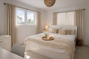 Un dormitorio con cama, mesita de noche, lámpara y cortinas.