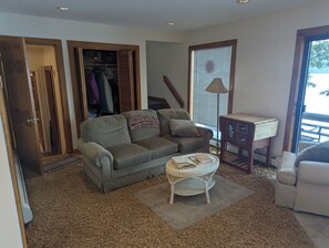 Living area - Spacious 4-bedroom house on enchanting Squam Lake - Sleeps 11 (Holderness)