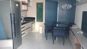 Cafetera y tetera, refrigerador, microondas y horno 