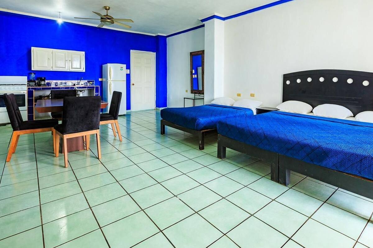 Studio Familial, balcon, vue partielle sur la mer