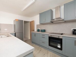 Private kitchen - Luxury & Affordable newly renovated for long stays (North East Lincolnshire)