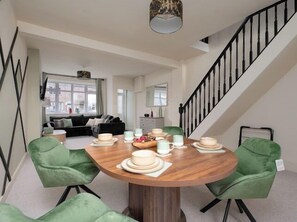 Dining - Luxury & Affordable newly renovated for long stays (North East Lincolnshire)