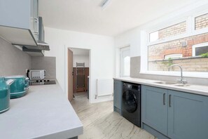 Private kitchen - Luxury & Affordable newly renovated for long stays (North East Lincolnshire)