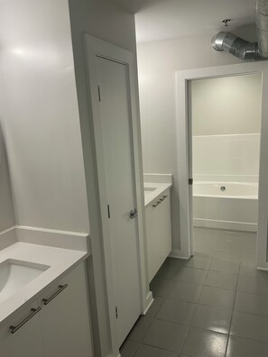 Towels, toilet paper - Industrial Tech Loft in Atlanta (Atlanta)