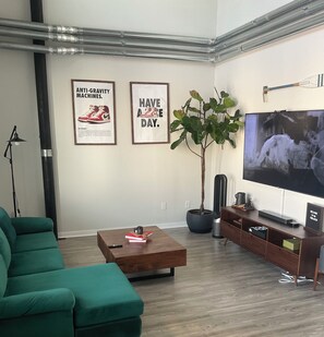 Smart TV, libros, estéreo y monitor de computadora 