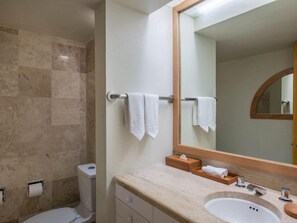 Hair dryer, towels - This Is Where Cancun Slows Down (Cancún)
