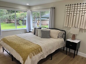 Room - Tranquil 3-bedroom house in marvelous McKinleyville perfect for relaxing (McKinleyville)