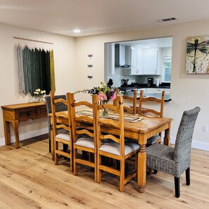 Dining - Tranquil 3-bedroom house in marvelous McKinleyville perfect for relaxing (McKinleyville)