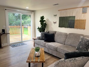 Living area - Tranquil 3-bedroom house in marvelous McKinleyville perfect for relaxing (McKinleyville)