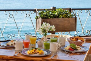 Outdoor dining - Villa del Arco 1BR Elite Suite - Bisbee’s Offshore Week - Cabo Luxury Resort (Cabo San Lucas)