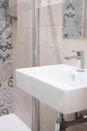 Shower, free toiletries, hair dryer, towels - B&B Al Teatro Romano (Benevento)