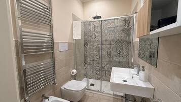 Deluxe Double Room, Balcony, Courtyard View | Bathroom