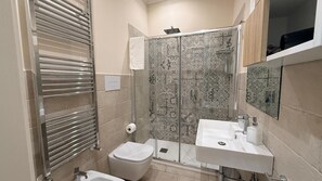 Deluxe Double Room, Balcony, Courtyard View | Bathroom - B&B Al Teatro Romano (Benevento)