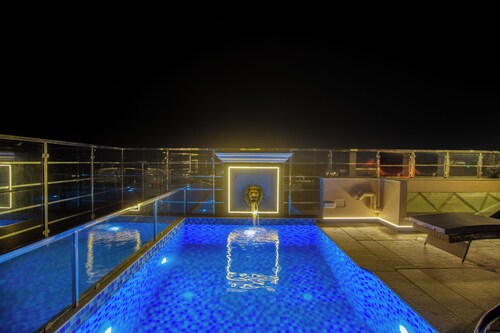 Maison Zane Flat 1, rooftop pool with seaview.
