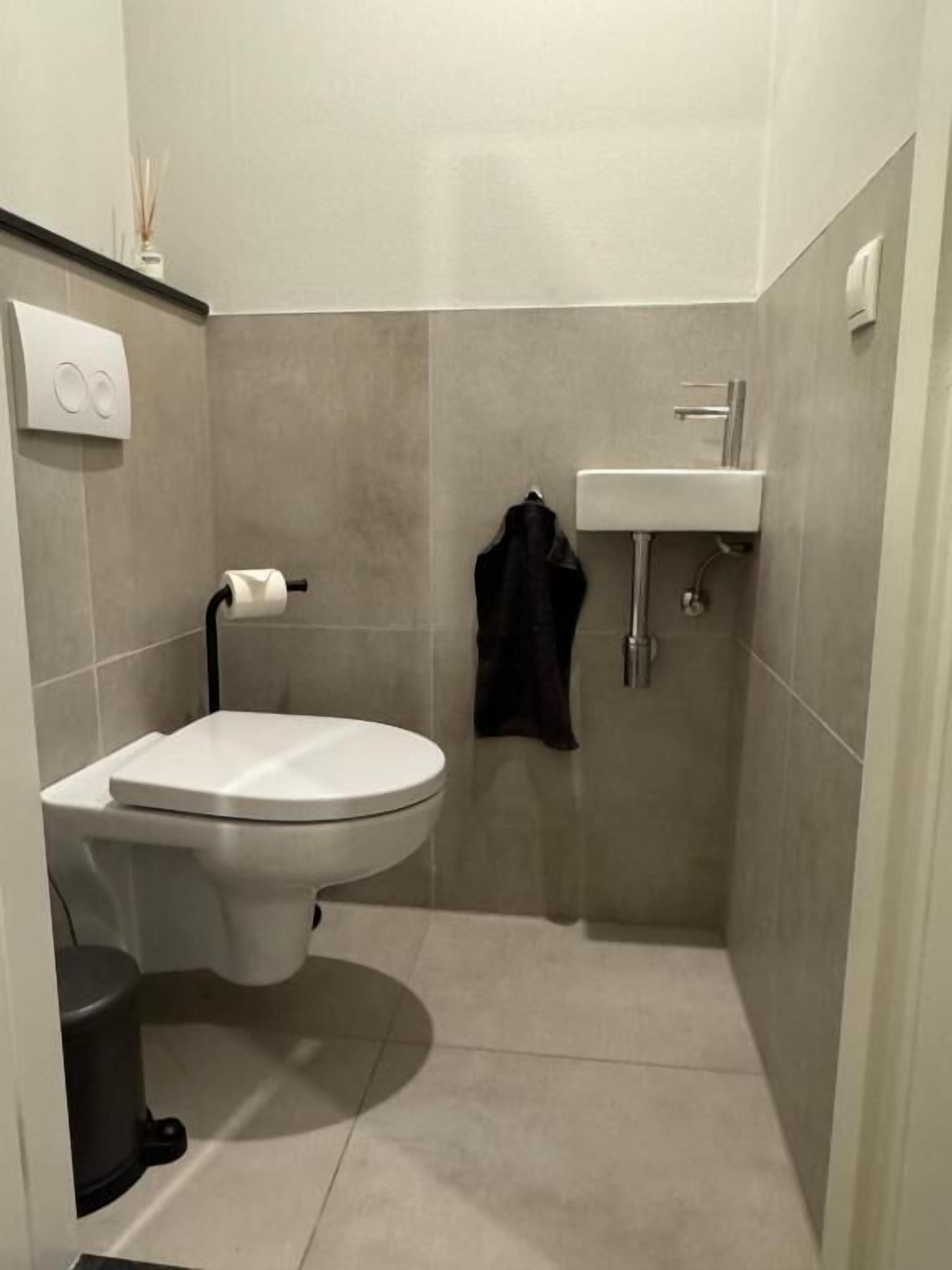 Apartment, 2 Bedrooms, Kitchen, City View | Bathroom | Shower, free toiletries, hair dryer, towels