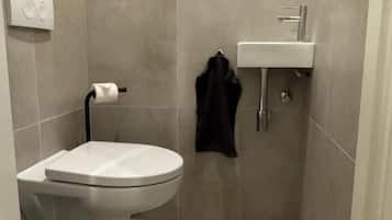 Apartment, 2 Bedrooms, Kitchen, City View | Bathroom | Shower, free toiletries, hair dryer, towels