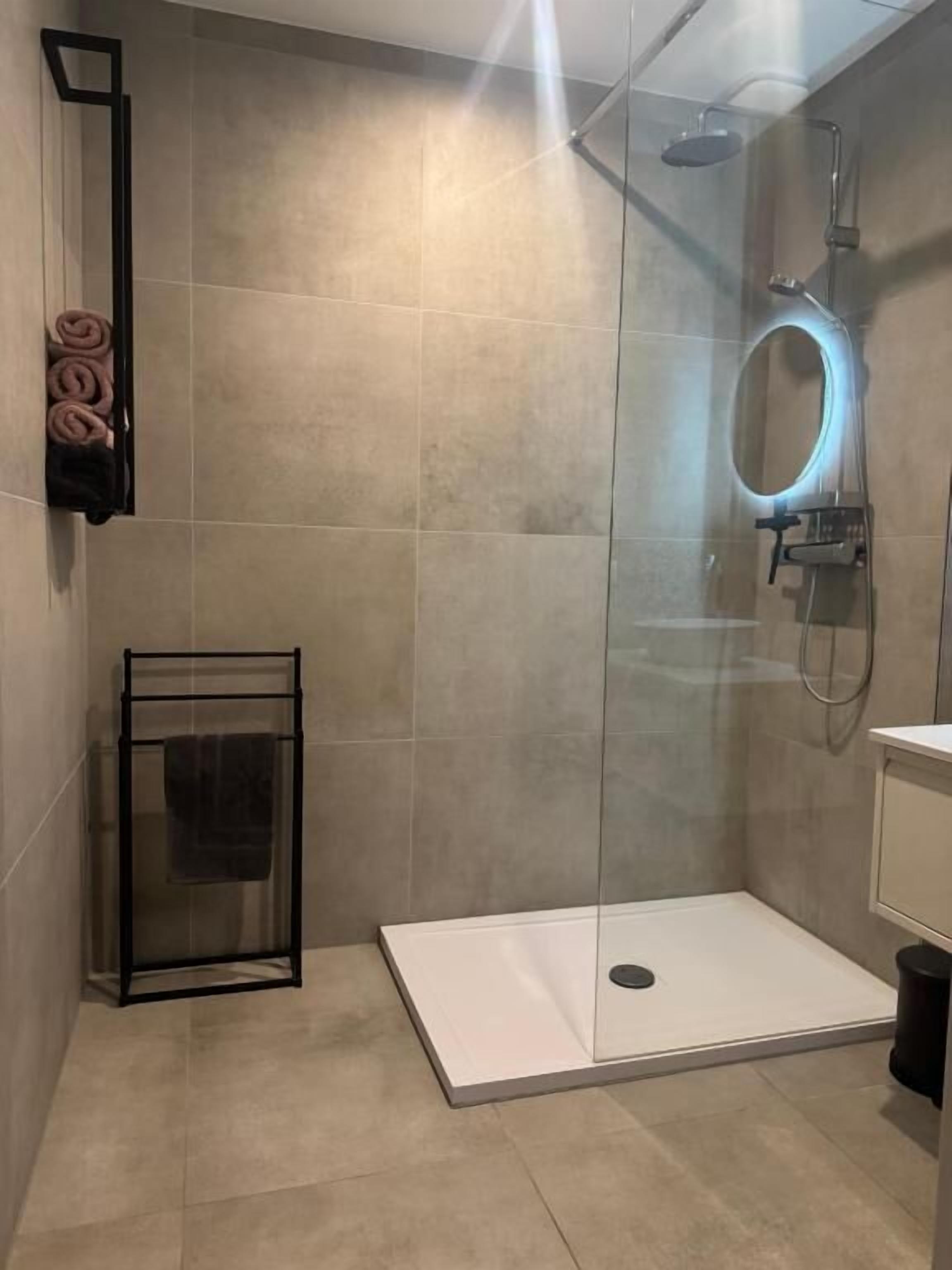 Appartement, 2 slaapkamers, keuken, uitzicht op stad | Badkamer