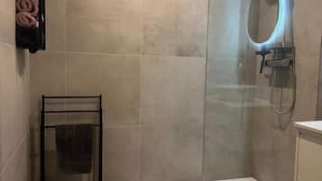 Appartement, 2 slaapkamers, keuken, uitzicht op stad | Badkamer