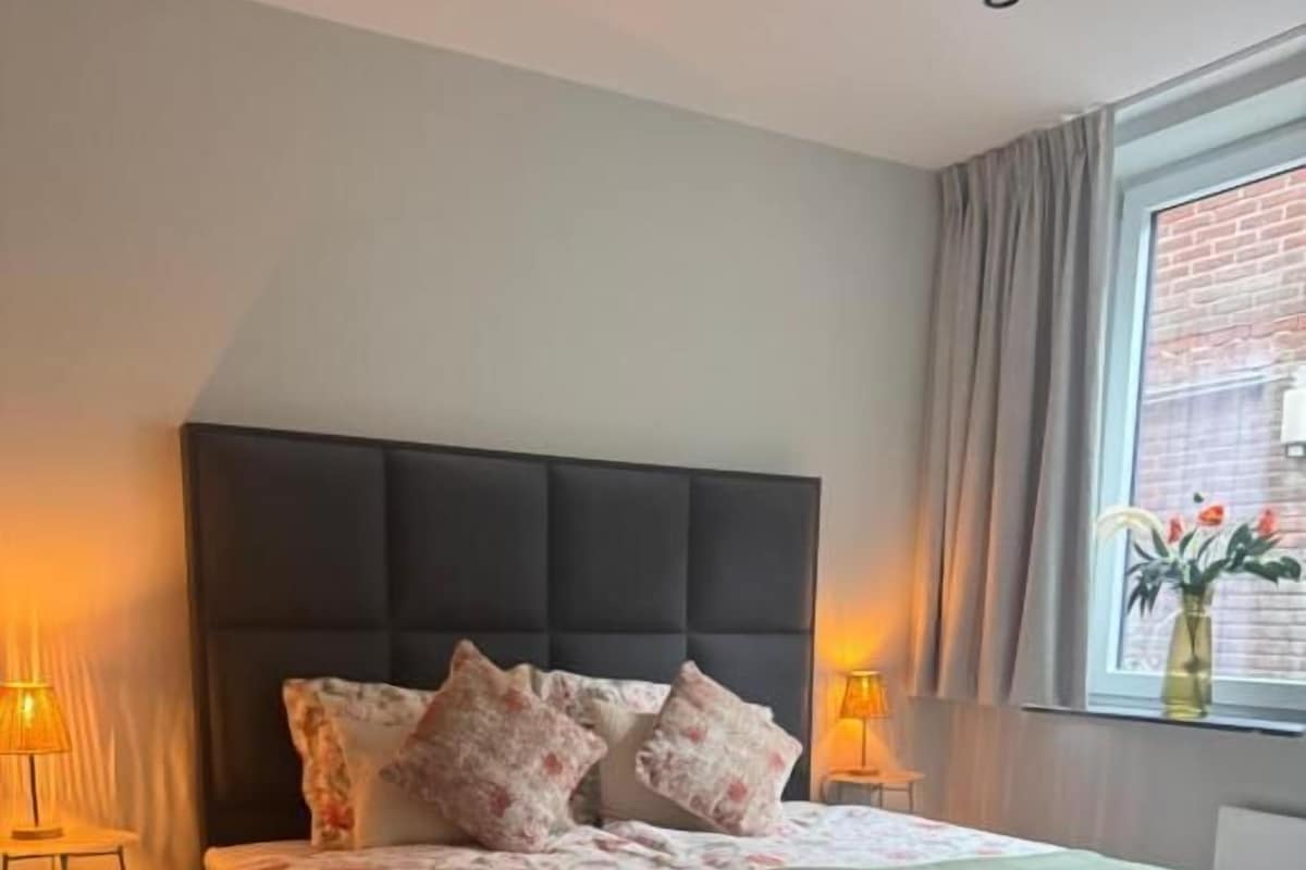 Comfort Apartment, 2 Bedrooms, Penyaman udara, City View | Peralatan tempat tidur premium, peti besi dalam bilik 
