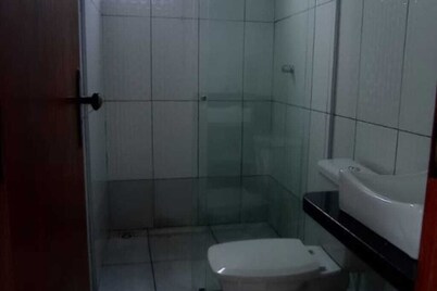 Quarto com ar-condicionado, comodidades compartilhadas, 1 minuto da ORLA.