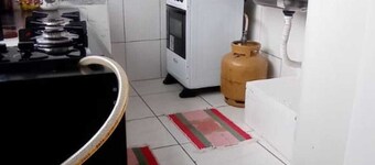Quarto com ar-condicionado, comodidades compartilhadas, 1 minuto da ORLA.