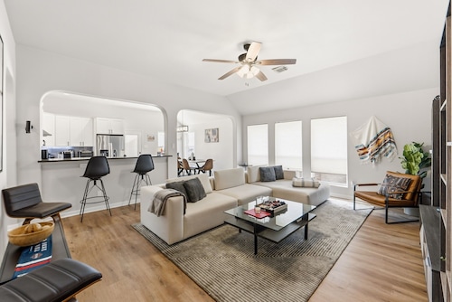 3BR Austin Getaway, Sleeps 8, Full Kitchen &Garage