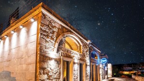 Un bâtiment en pierre doté de fenêtres en arc de cercle et d’une enseigne sur laquelle on peut lire « PANORAMA ».