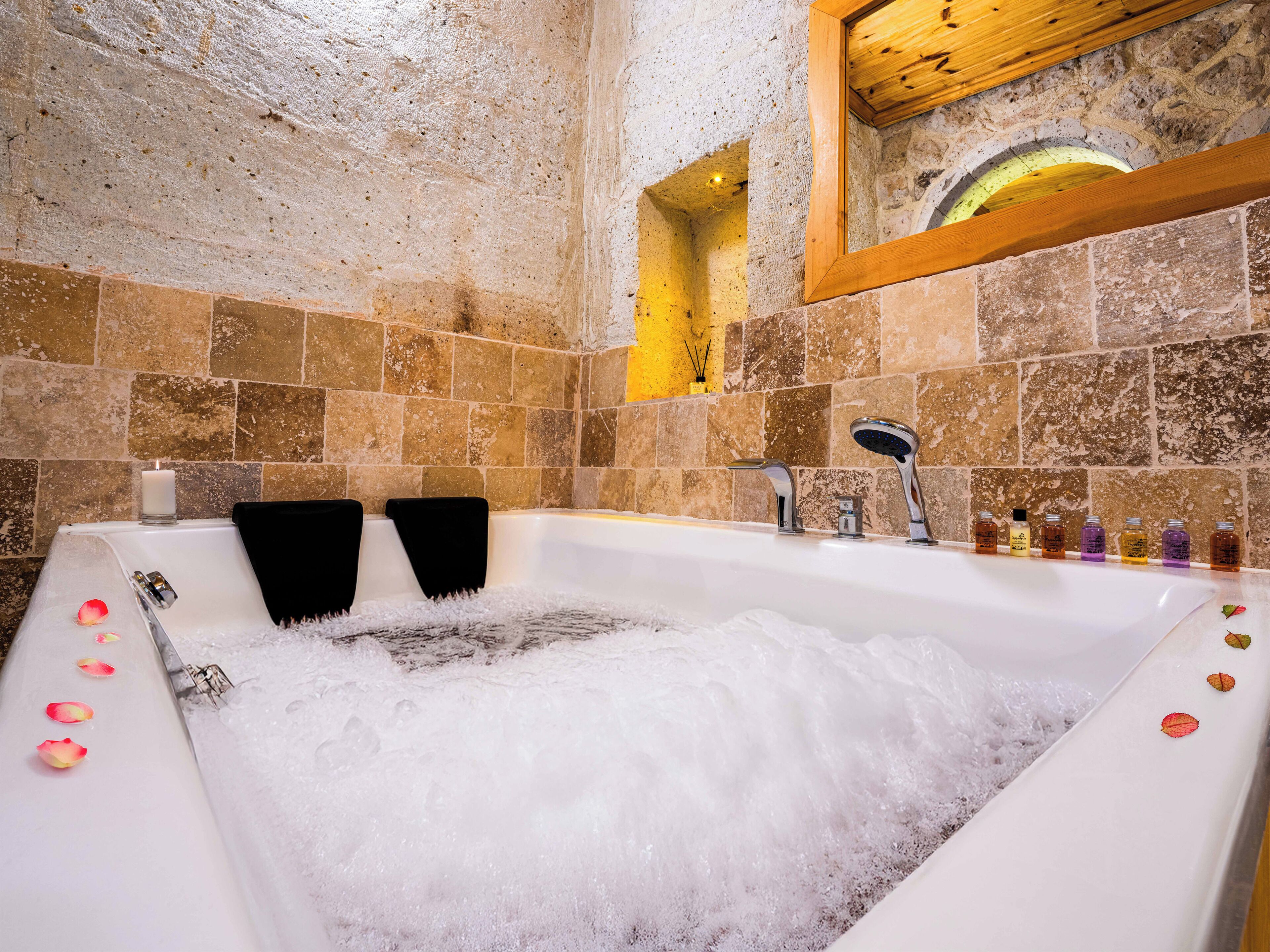 Suite estudio Deluxe | Baño | Ducha y bañera combinadas y bañera de hidromasaje